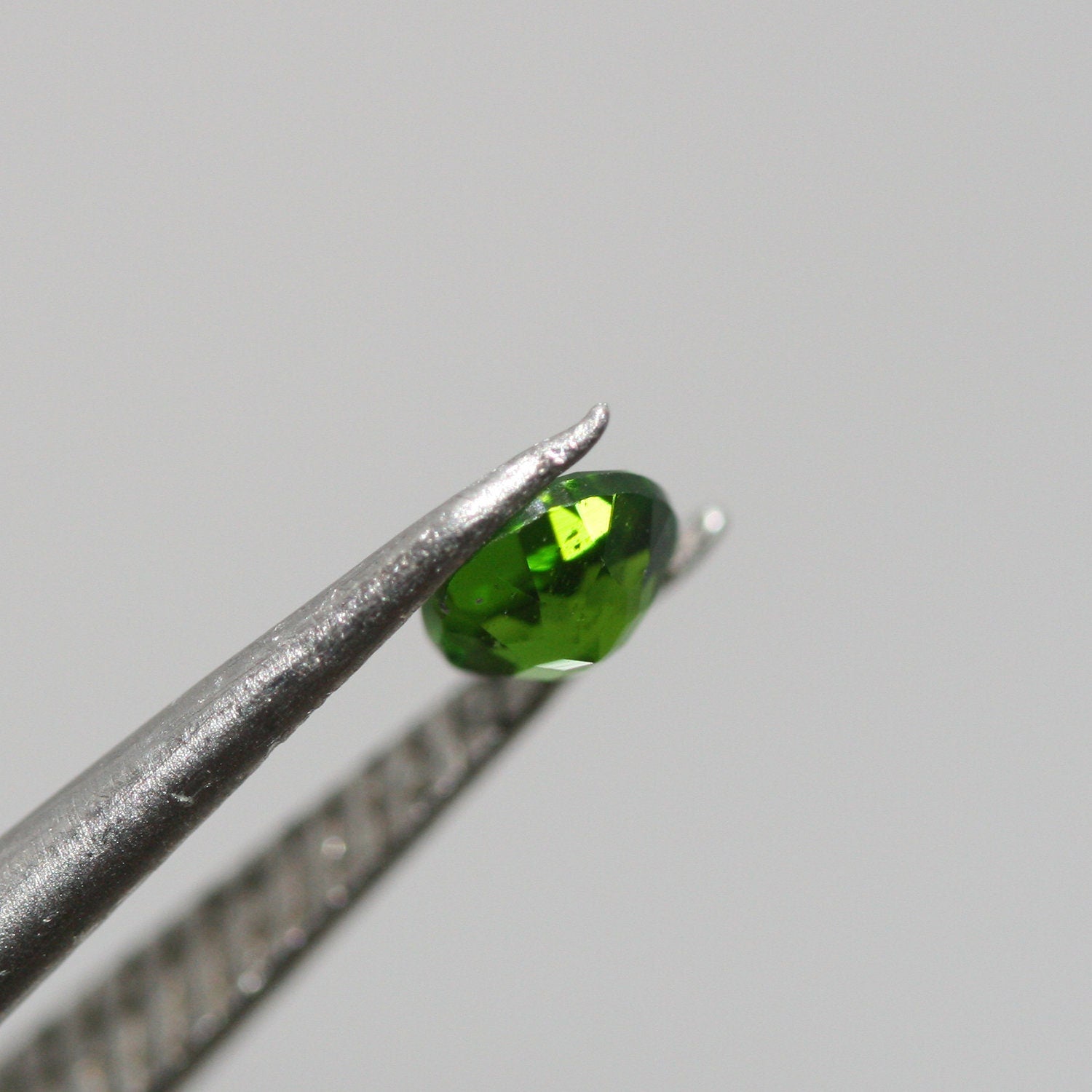 Lote de 18 cuentas de diópsido cromado facetadas redondas de 4 mm. (18 piezas)