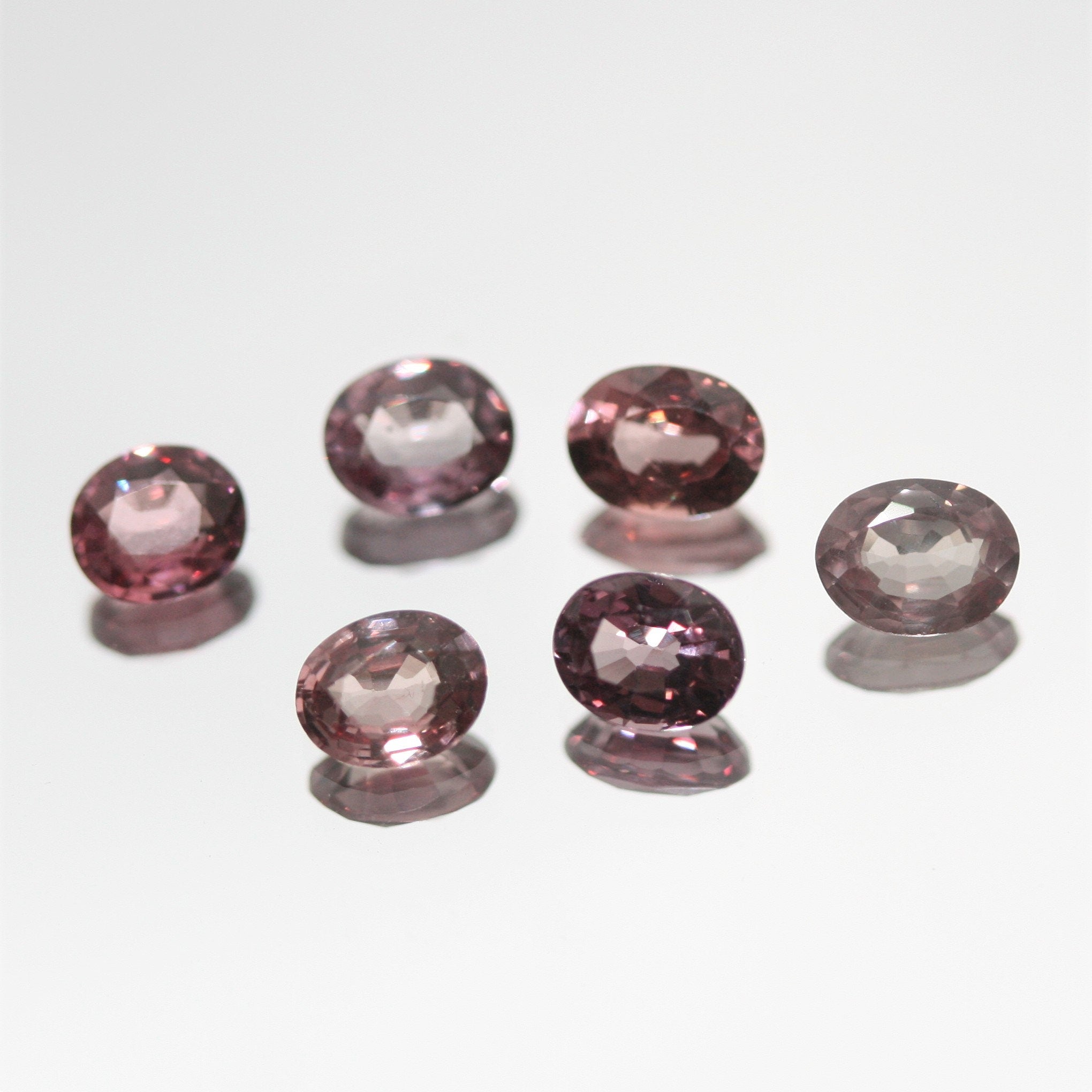 Lote de 6 granates facetados que cambian de color, 4,5 x 3,8 mm. - Paquetes de piedras preciosas - Piedras sueltas al por mayor