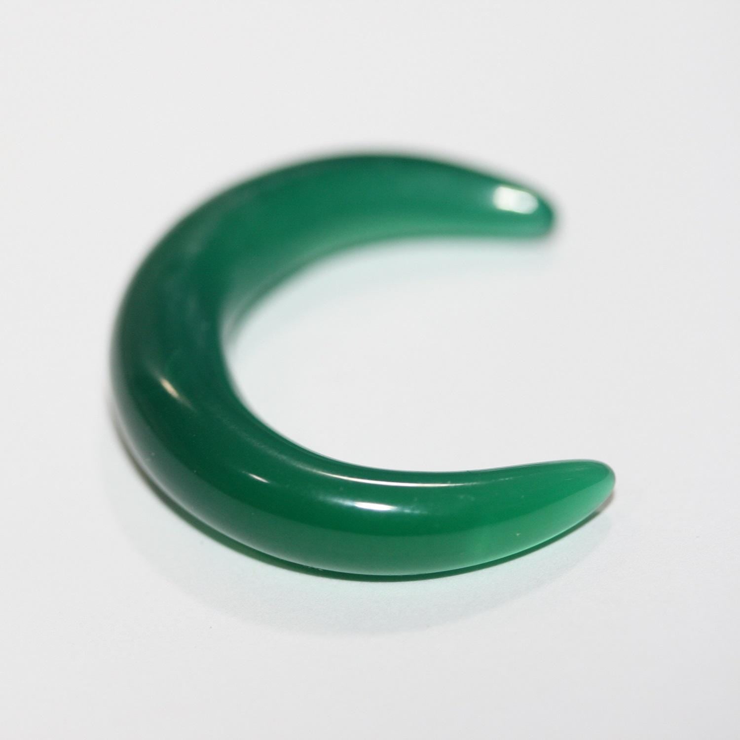 Pendentif en agate verte Lune lisse, non percé. 30 x 7 mm. - Réf. 14813