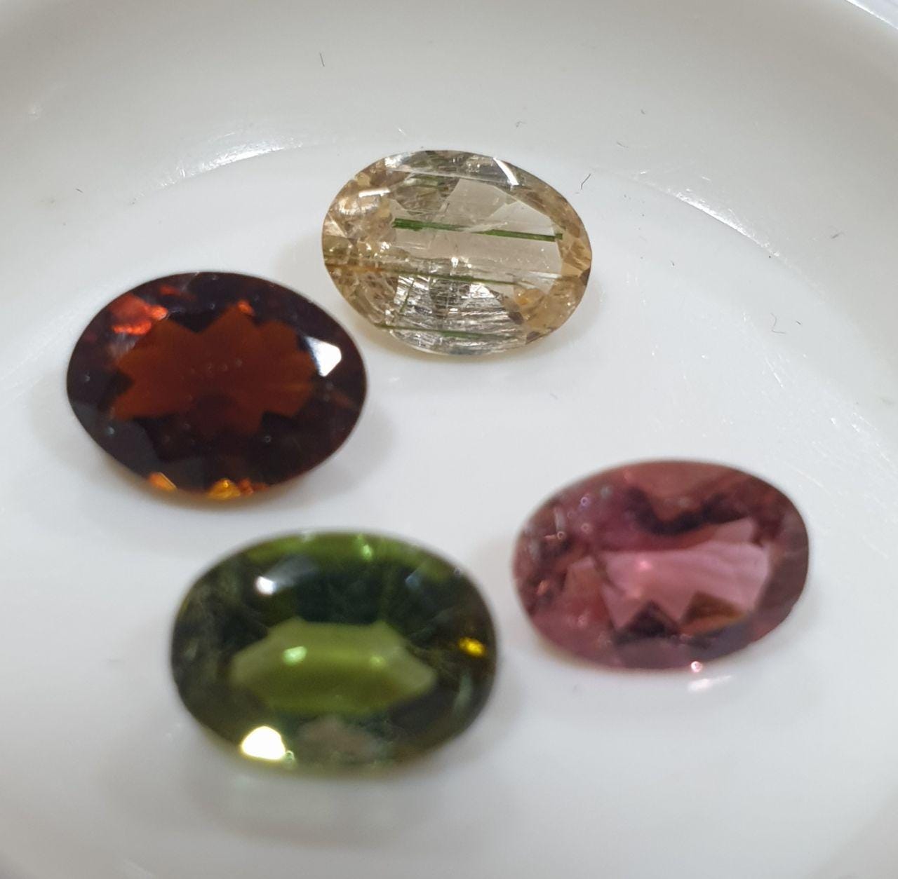Lot de tourmalines multicolores ovales à facettes 8x6 mm (4 pièces) - Pierres précieuses en vrac - Prix de gros - Gemmes naturelles