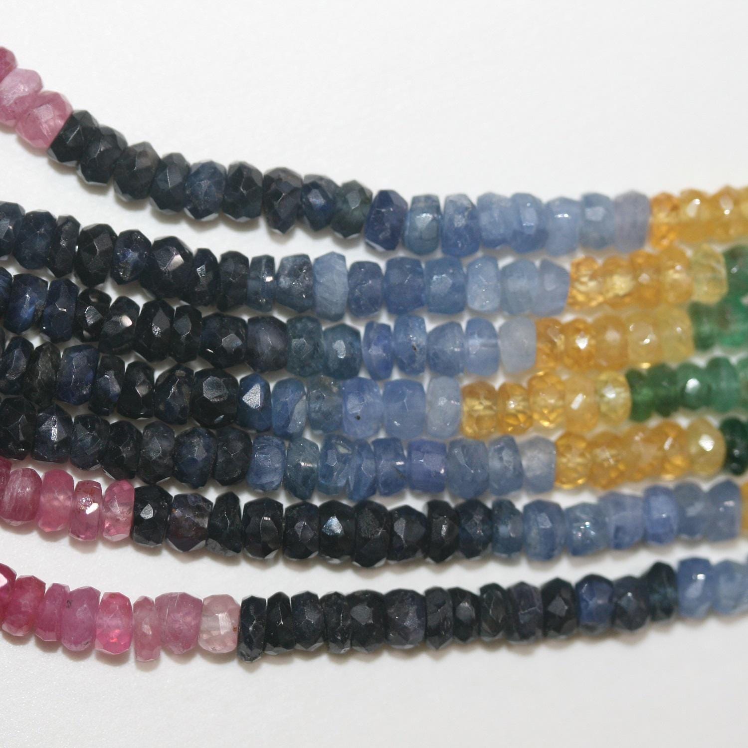 Collier rubis-saphir-émeraude, rondelles facettées 3,5 x 2 mm (environ). (7 rangs) Longueur d'un rang : 45 cm. - Réf. 14969