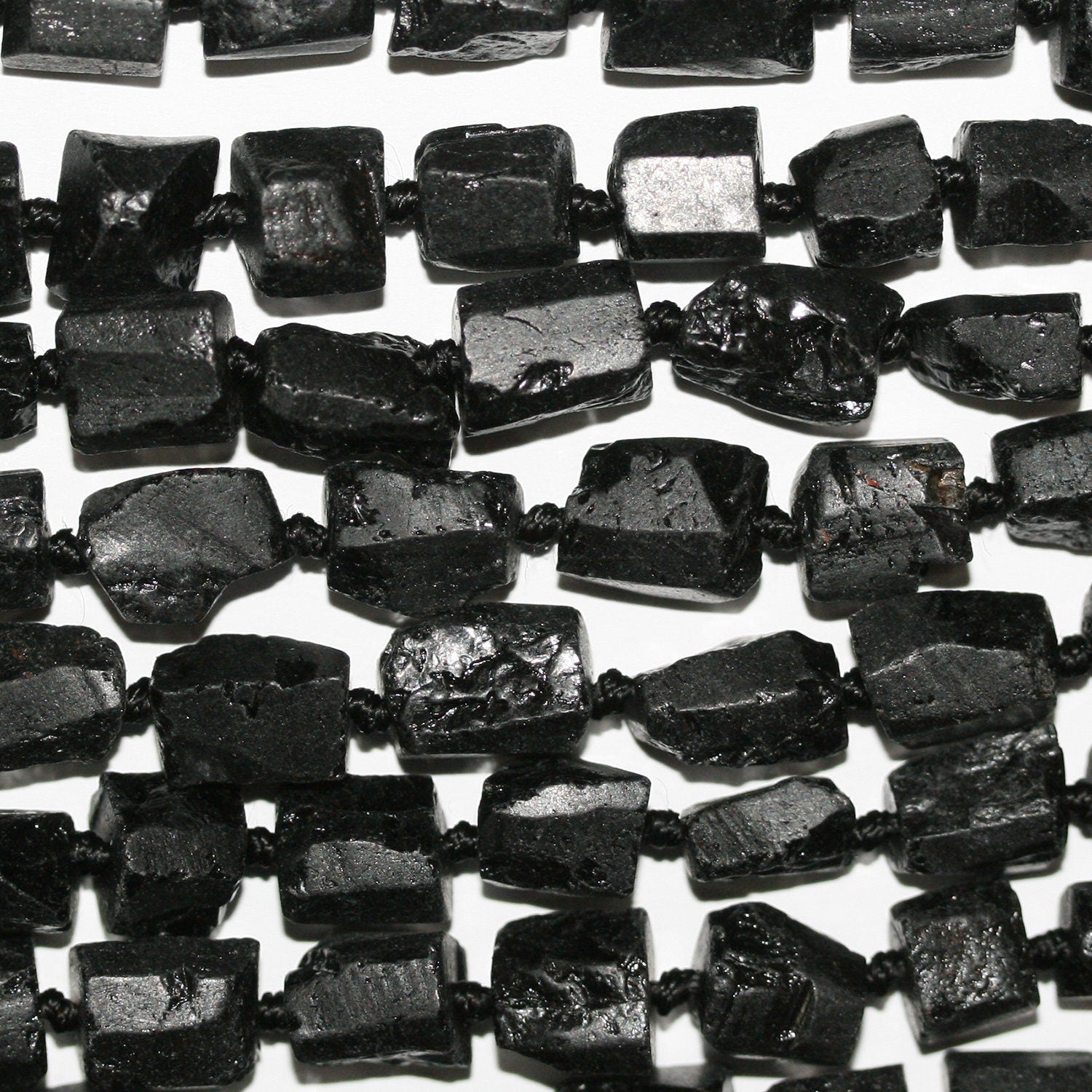 Cuentas de turmalina negra sin pulir de 16", 14 x 8 mm. Aprox. - Hilo de 40 cm.