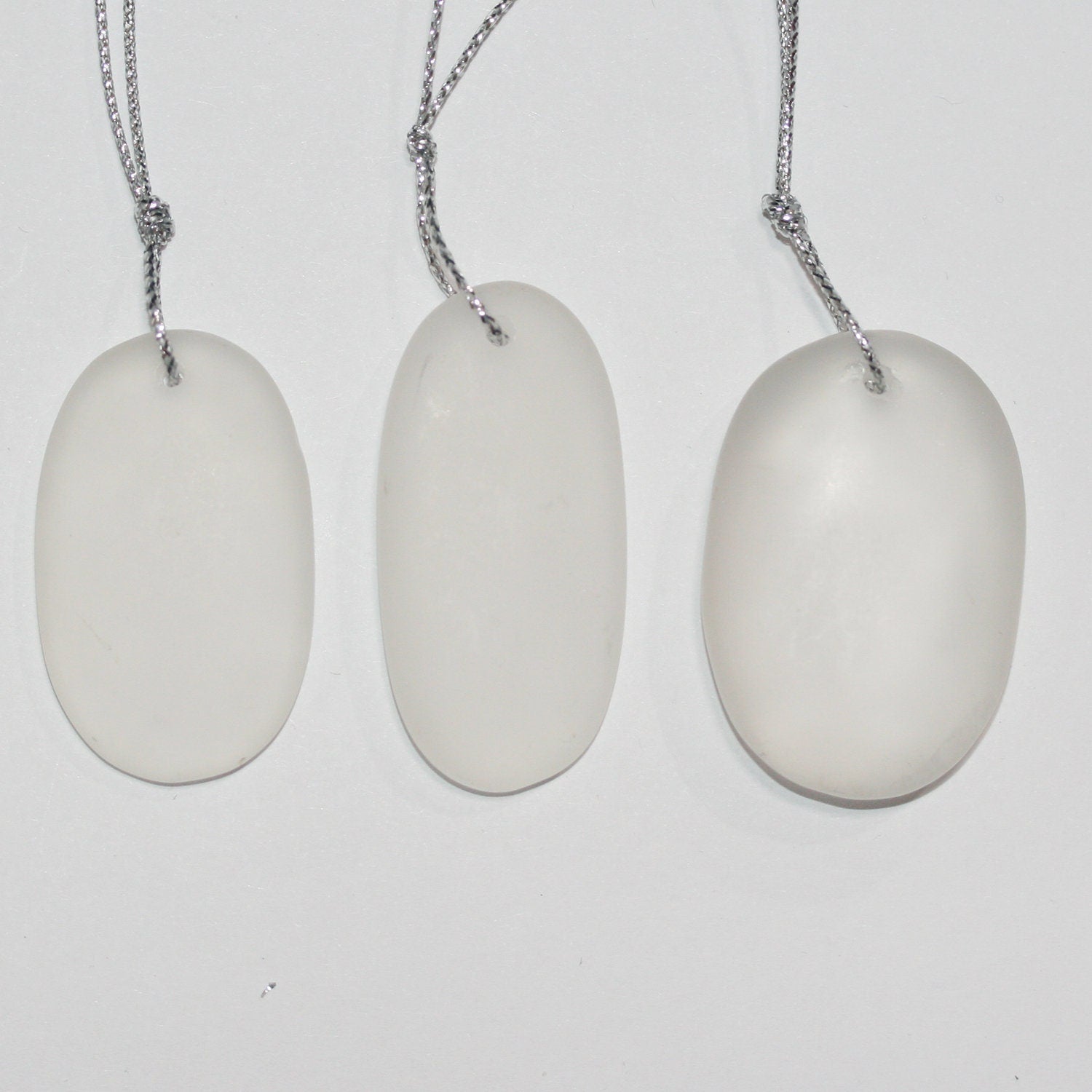 Pendentif ovale en quartz cristal de roche mat lisse, 42 x 25 mm environ (1 pièce)