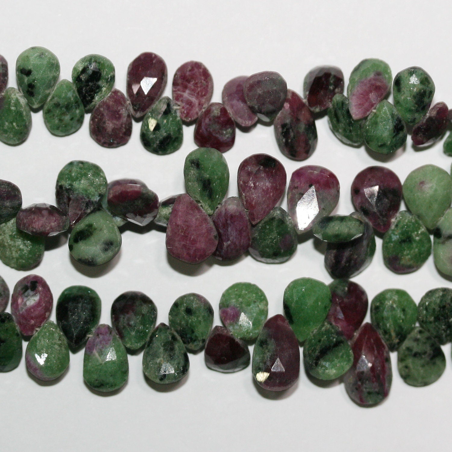 Perles en zoïsite rubis facettées de 20 cm (8 pouces), 11 x 7 mm environ - Longueur du fil : 20 cm