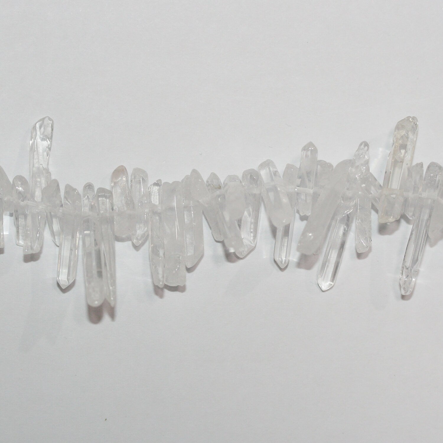 Perlas de cristal de roca de cuarzo sin pulir de 16", 25-18 x 5 mm, aprox., hilo de 40 cm.