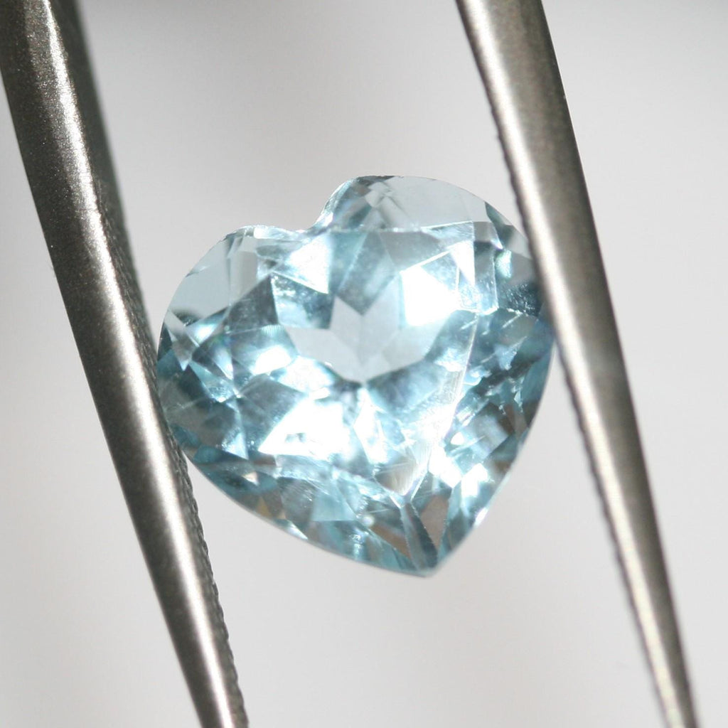 Lote de 2 piezas de topacio cielo en forma de corazón facetado de 10 mm (2 piezas)