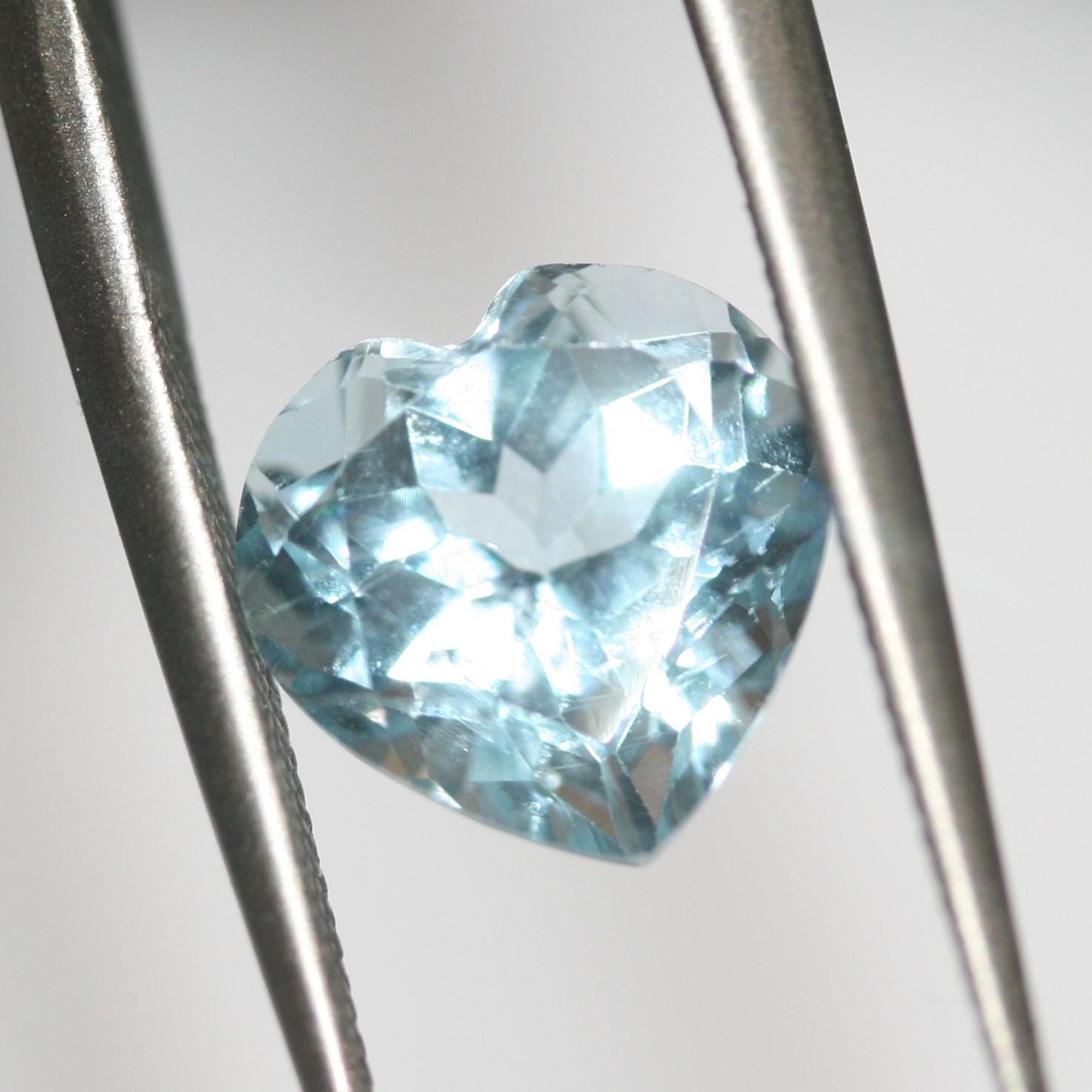 Lote de 2 piezas de topacio cielo en forma de corazón facetado de 10 mm (2 piezas)