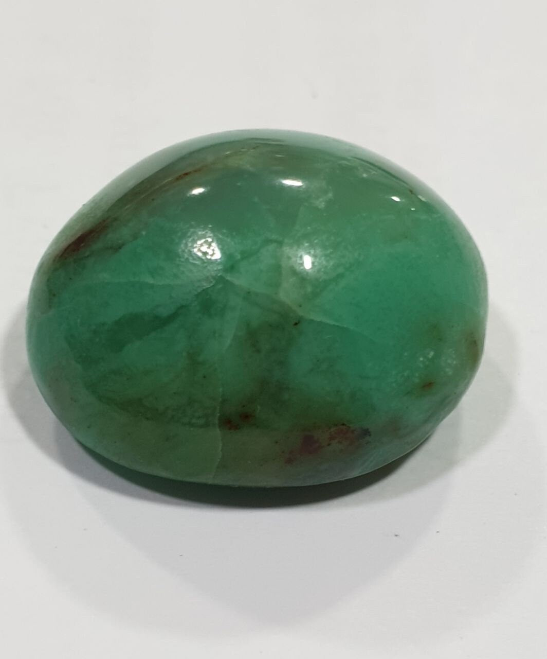 Cabochon ovale de chrysoprase 23,65 x 19,75 x 13,2 mm (42,27 ct).