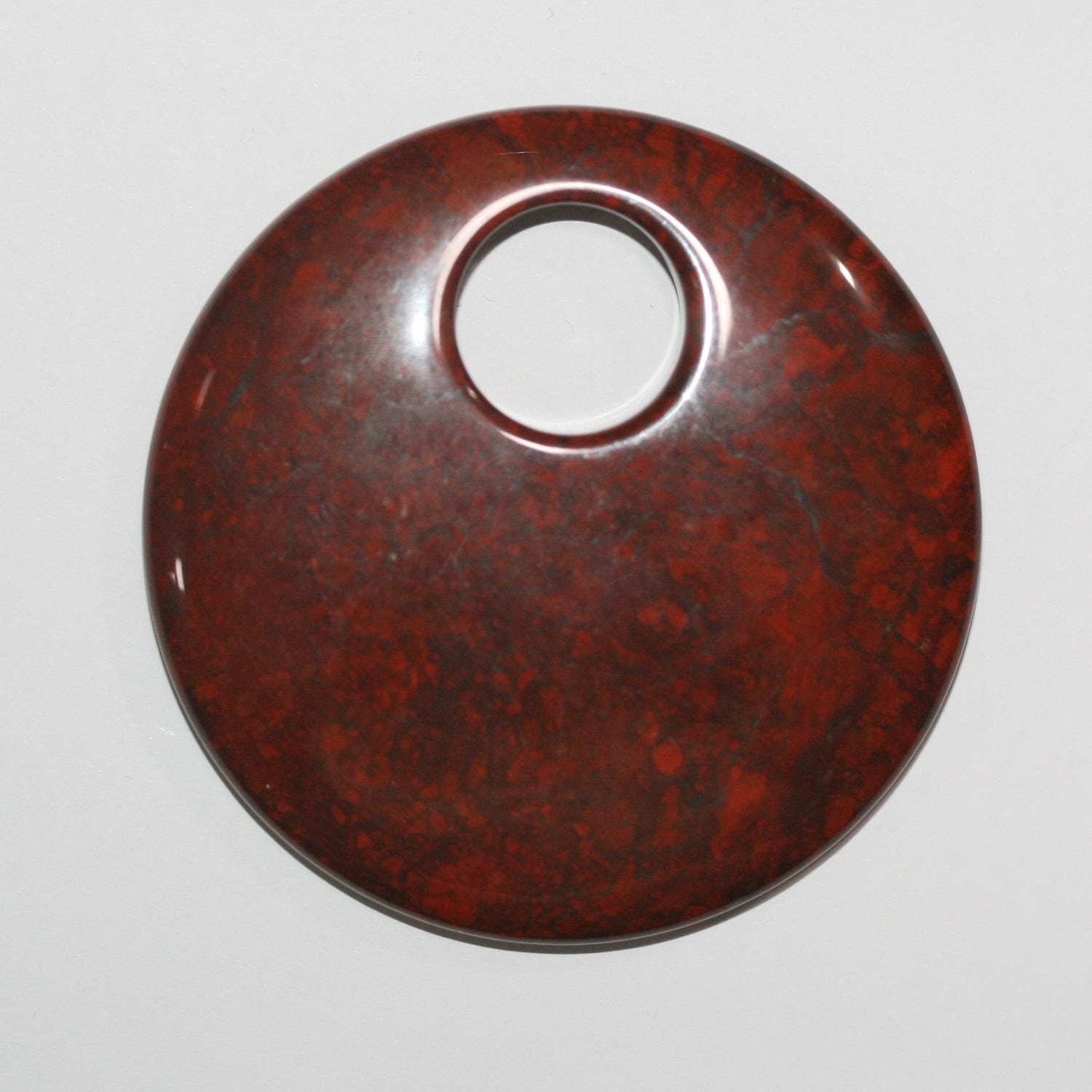Pendentif rond lisse en jaspe rouge 60 mm