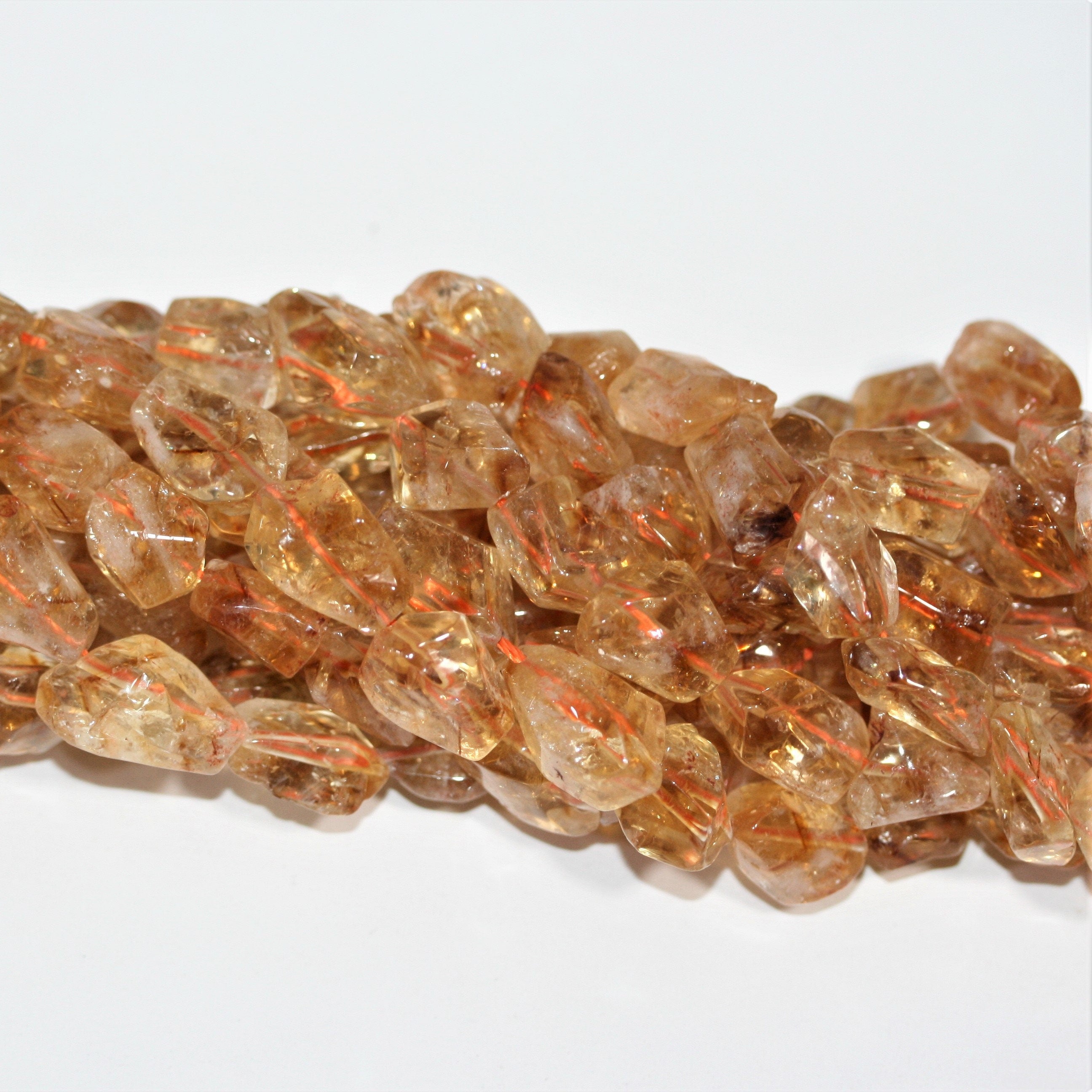 Perles de citrine facettées en forme de pépite, 15 pouces (16 x 12 mm). Longueur approximative du fil : 37 cm.