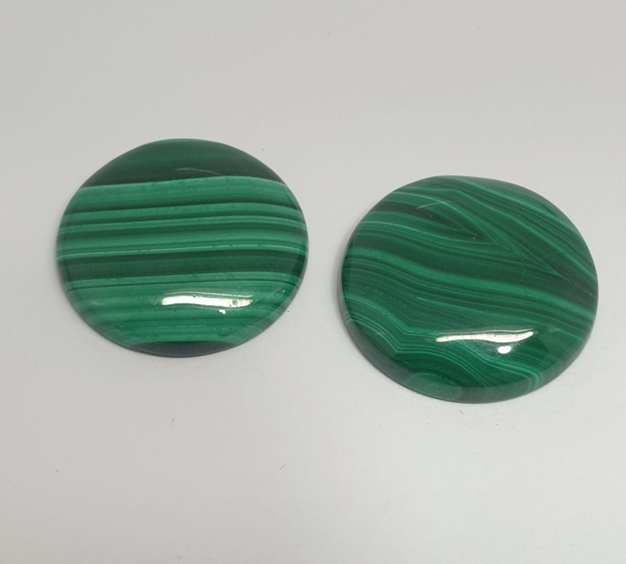 Lote de 2 cabujones redondos de malaquita de 20 mm (2 unidades). Malaquita genuina natural sin tratar.