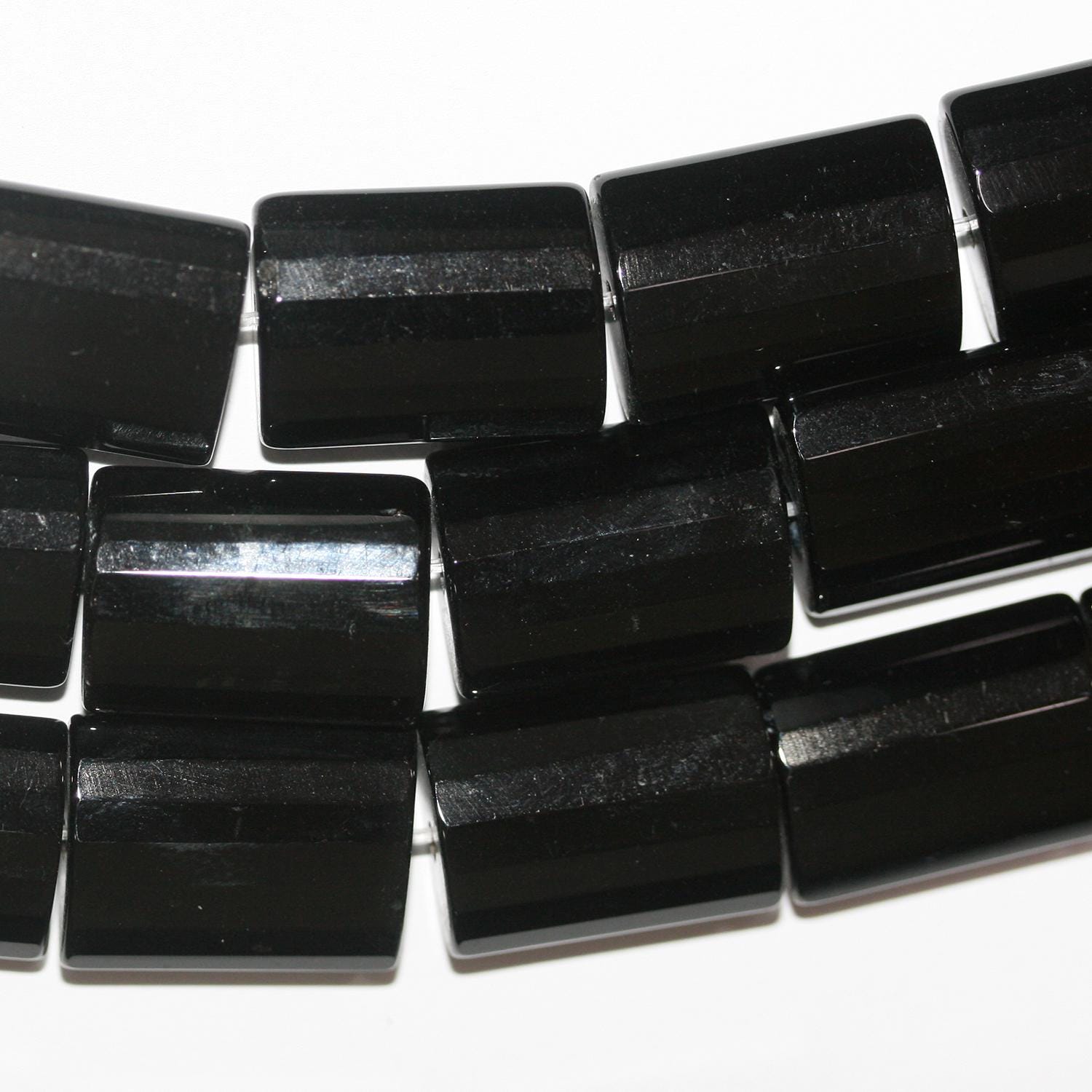 Cuentas de prisma de ladrillo facetado de ónix santo de 16" de 20 x 15 mm, tira de 40 cm.