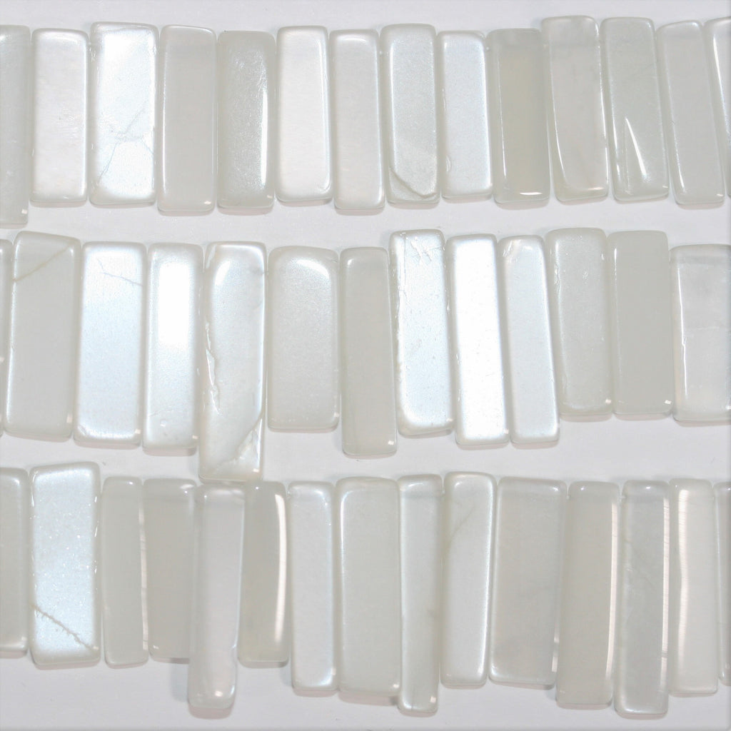 Perles rectangulaires lisses en pierre de lune de 8 pouces (17 x 5 mm). Longueur du fil : environ 21 cm.