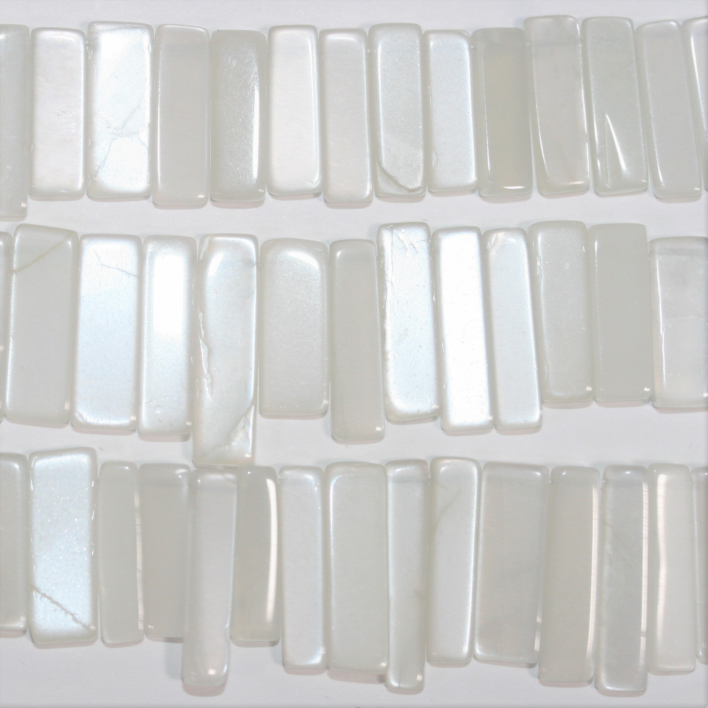 Perles rectangulaires lisses en pierre de lune de 8 pouces (17 x 5 mm). Longueur du fil : environ 21 cm.