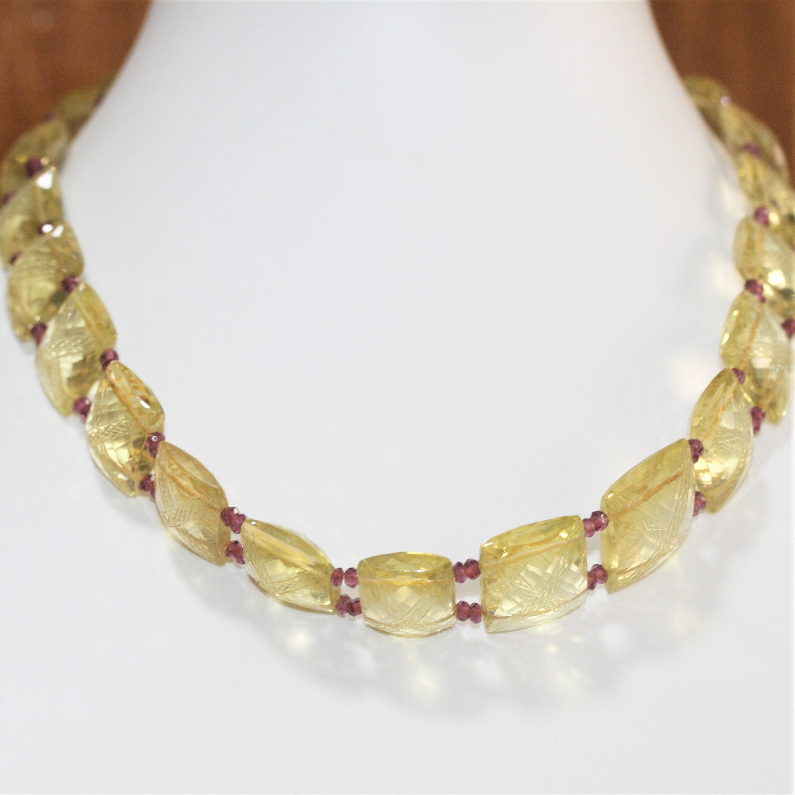 Collier en quartz citron rectangulaire sculpté (11 x 10,5 à 17 x 13 mm) et grenat rondelle facetté (3 x 2 mm).