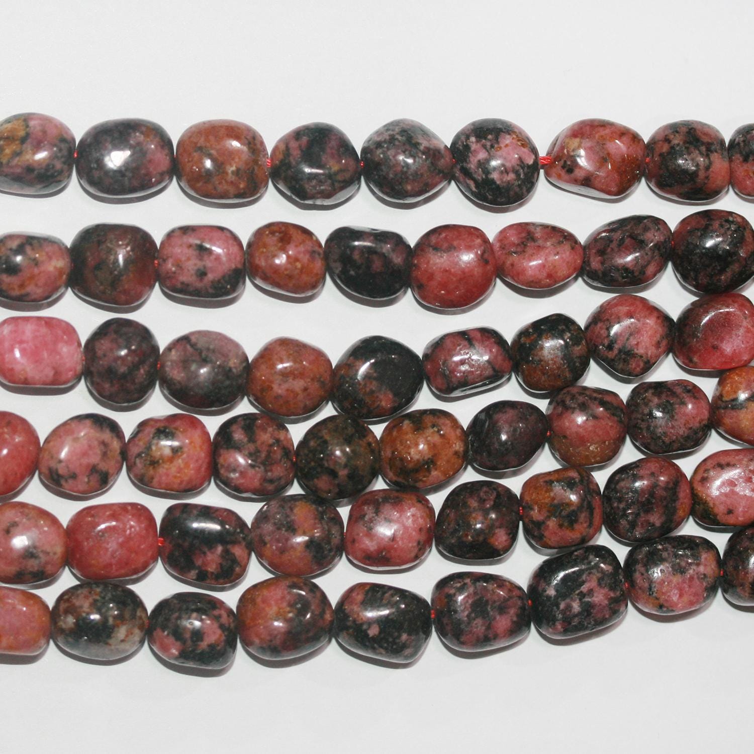 Perles de rhodonite St lisses en pépites de 15 pouces, 9-11 mm environ - Longueur du fil : 39 cm.