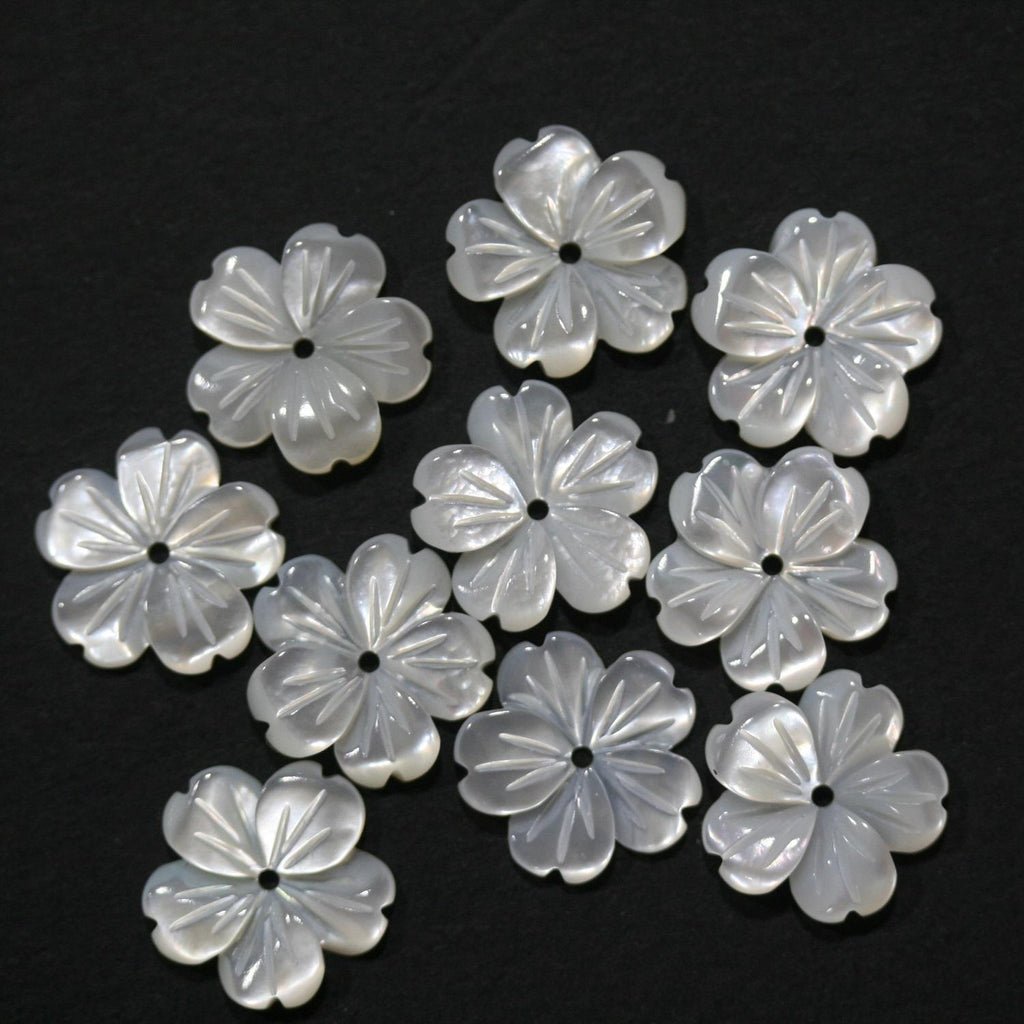 Pendentif en nacre sculptée en forme de fleur, 12 mm (5 paires). Réf. 14831