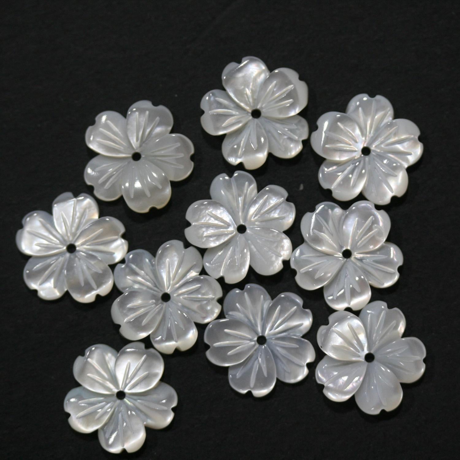 Pendentif en nacre sculptée en forme de fleur, 12 mm (5 paires). Réf. 14831