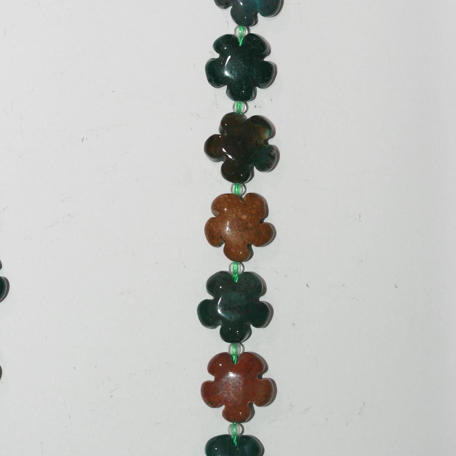 Perles de jaspe océan lisse en forme de fleur, 15 mm environ - Longueur du fil : 39 cm.