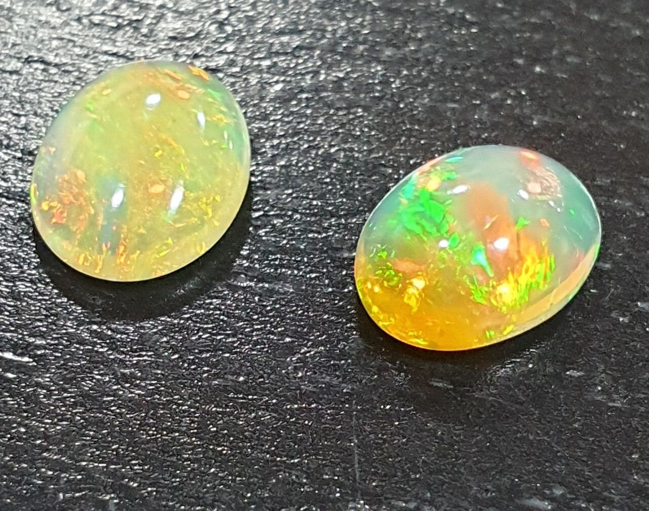 Lote de 1 par de ópalos Wello naturales de 9 x 7 mm, cabujón ovalado, venta al por mayor, lotes de piedras preciosas, gemas sin tratar.
