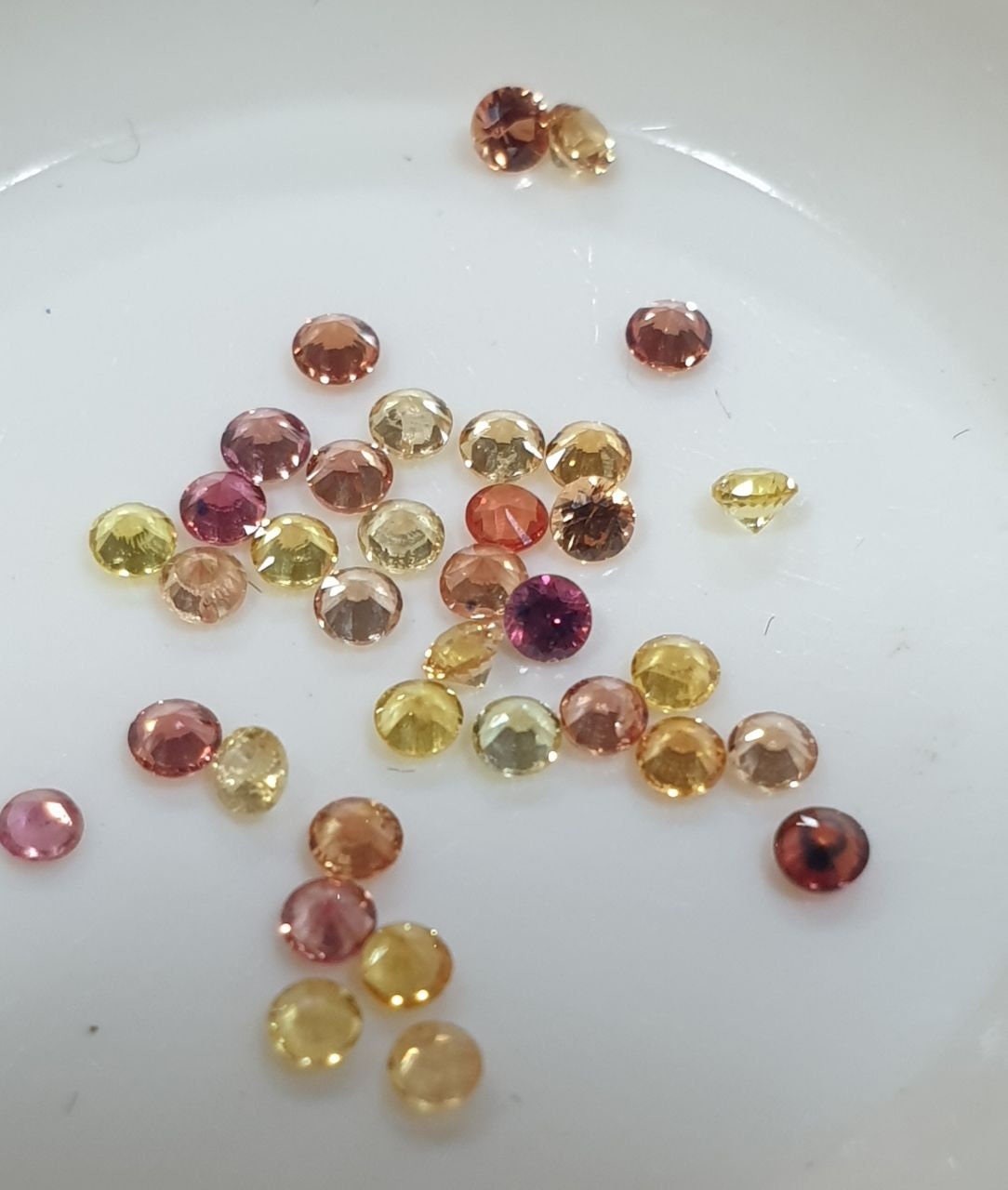 Lote de zafiros multicolores redondos facetados de 1,6-1,7 mm. - Paquetes de piedras preciosas - Piedras sueltas al por mayor - Gemas naturales