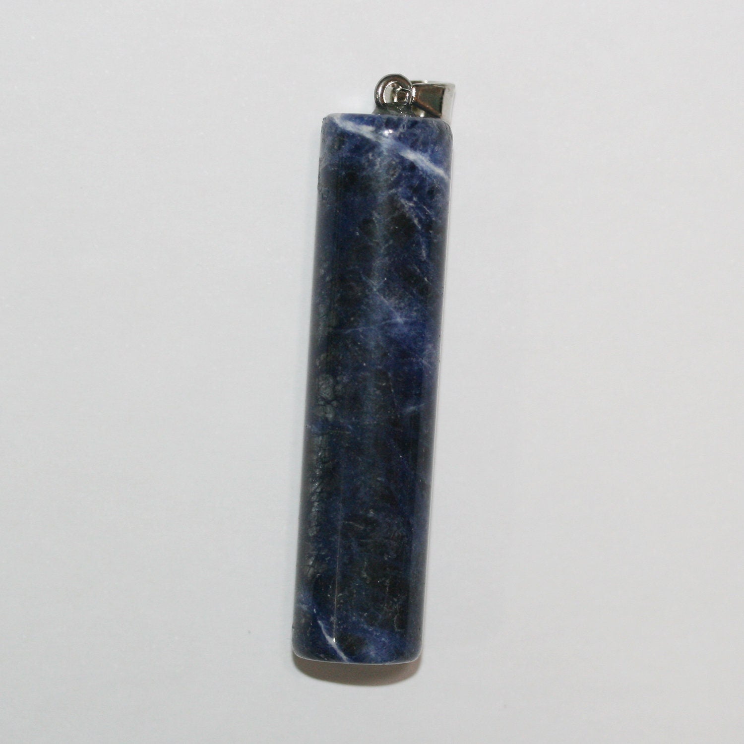 Pendentif cylindrique lisse en sodalite 50x13mm.