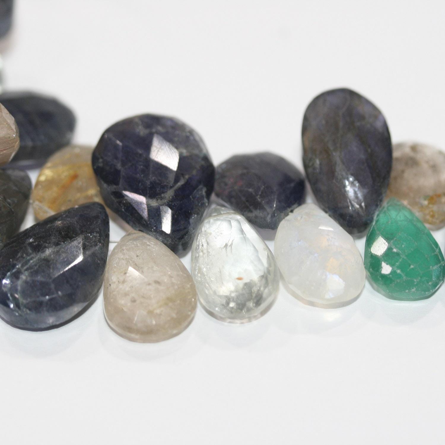 Perles en forme de goutte à facettes dégradées, 8 pouces, multi-pierres, 17 x 11 à 22 x 17 mm. Longueur approximative : 20 cm. Réf. 14101