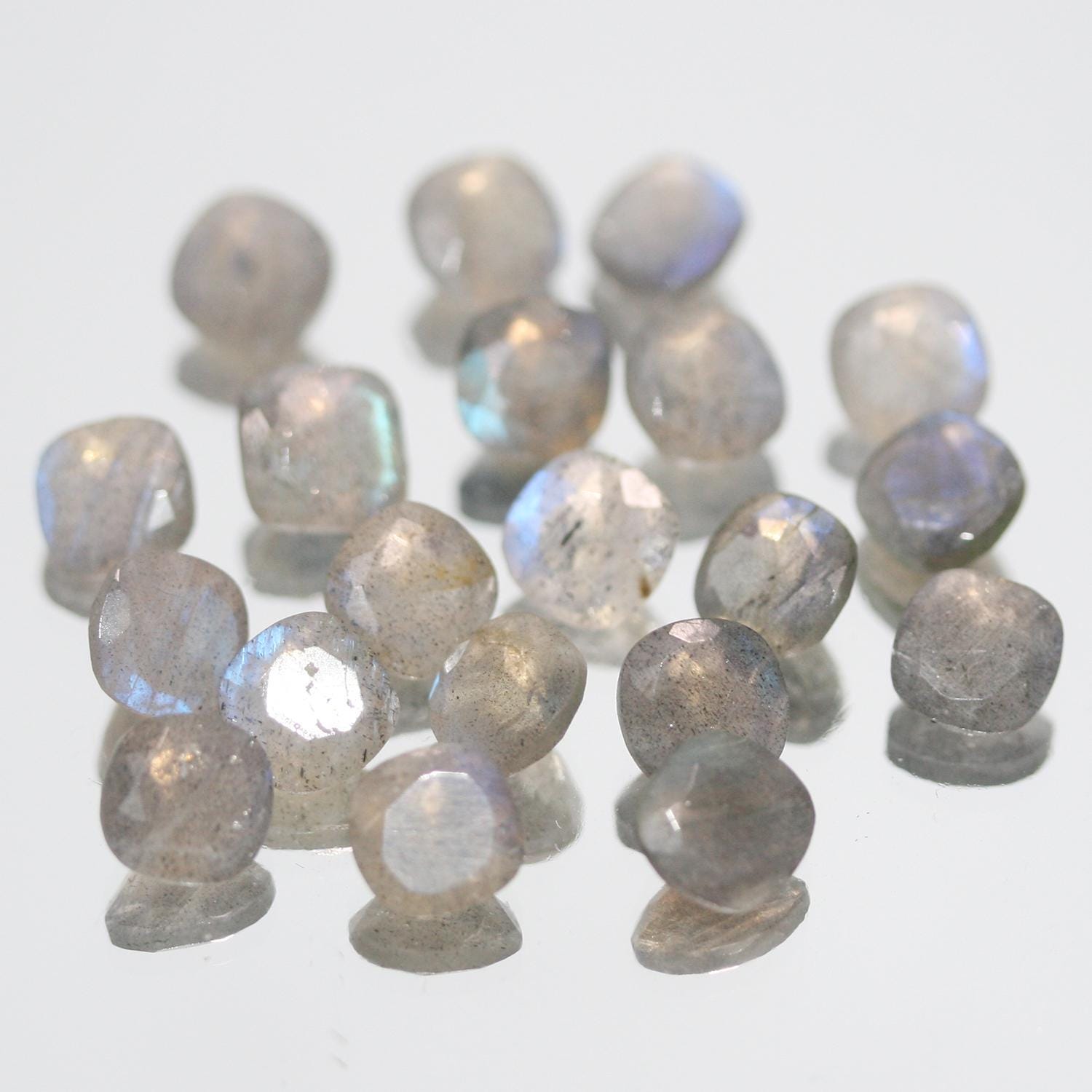 Lote de 20 piezas de Labradorita Facetada Cuadrada de 6 mm. (20 uds.).