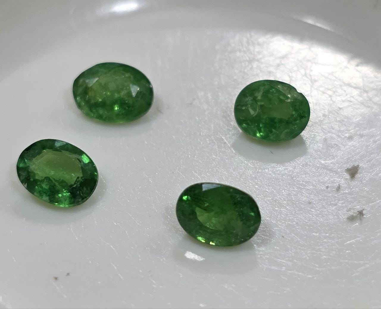 Lot de grenats tsavorites ovales à facettes 4,5 x 3,5 mm (4 pièces) - Pierres précieuses en vrac - Prix de gros