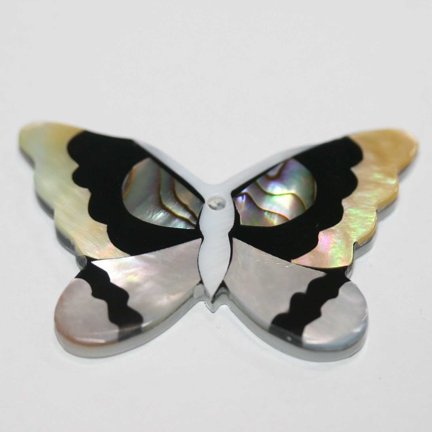 Pendentif papillon en nacre 30x47mm.- Pendentifs en nacre naturelle et coquillage-nacre