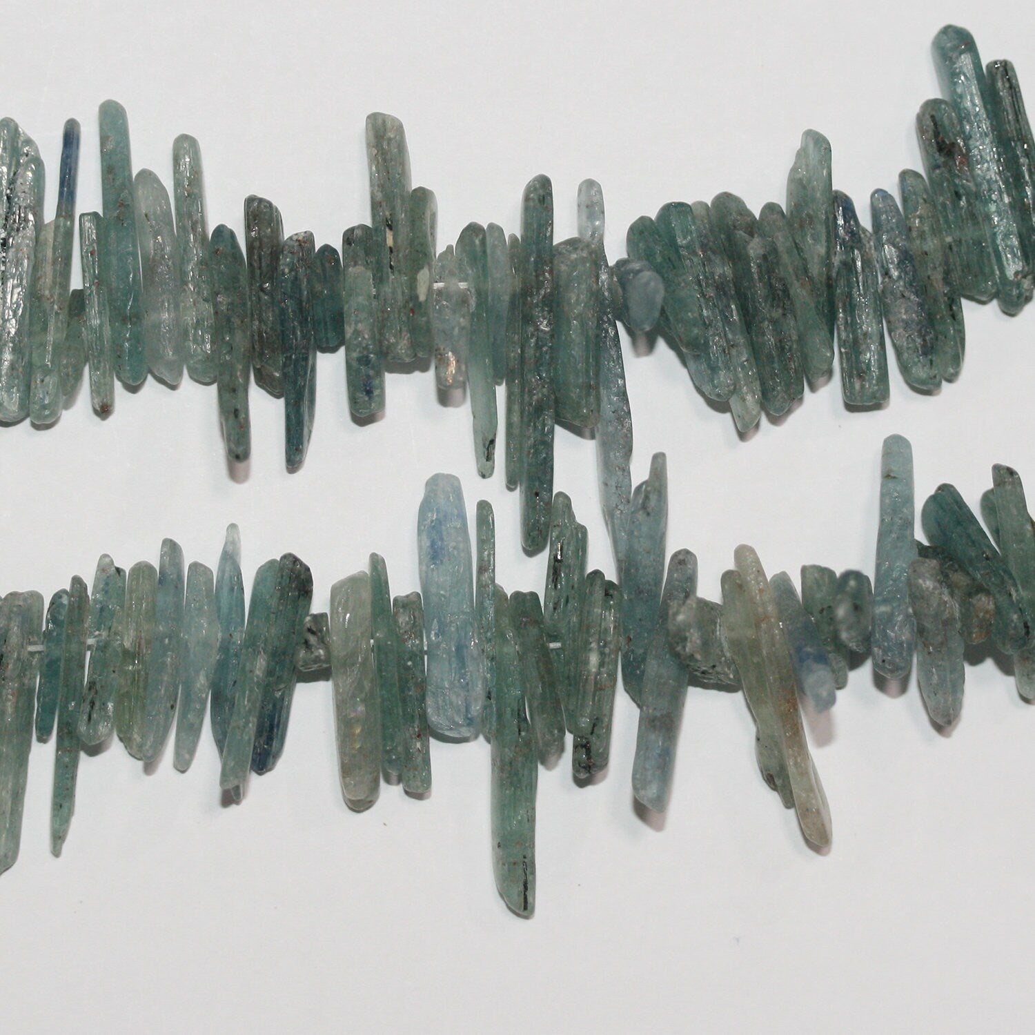 Perlas de cianita santa de 16", acabado mate, sin pulir, de 25 a 18 x 5 mm, aprox., hilo de 40 cm.