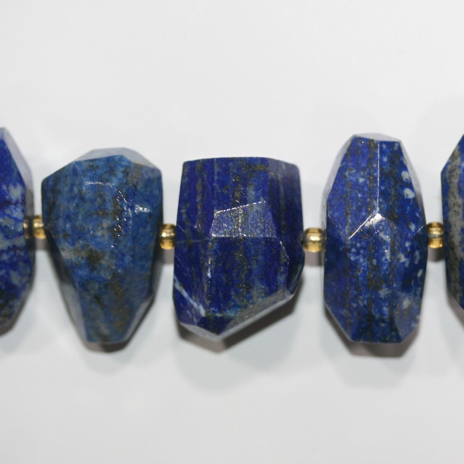 Cuentas facetadas de lapislázuli de 40 cm (30 x 18 mm). Hilo de 40 cm aprox.