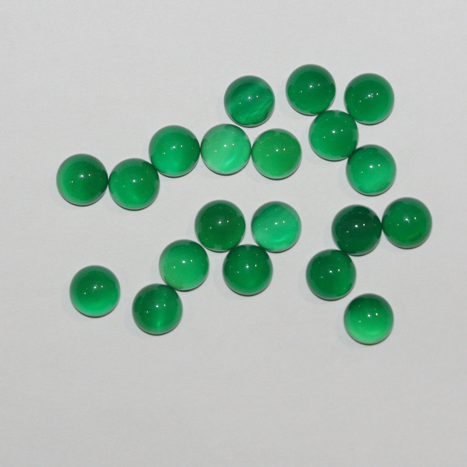 Lote de 20 cabujones redondos de ágata verde de 6 mm. (20 uds.).
