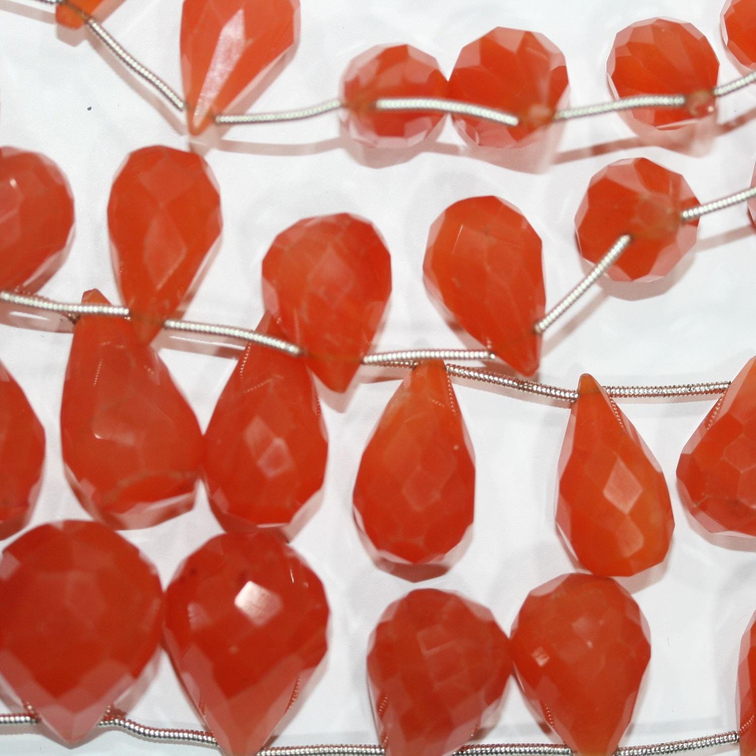 Cuentas de cornalina santa facetadas de 18 cm (7"), 20 x 13 mm (aprox.). Hilo de 18 cm.