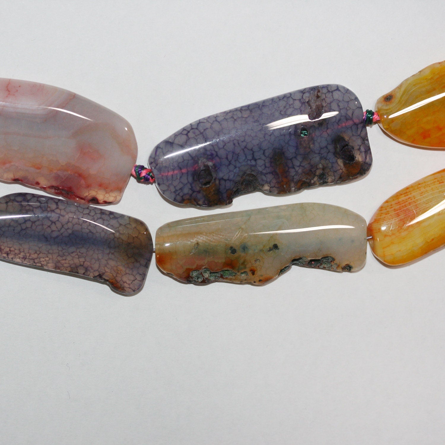 Cuentas planas irregulares de ágata multicolor de 43,28 cm (17"), 44 x 22 mm (aprox. - Hilo de 45 cm)