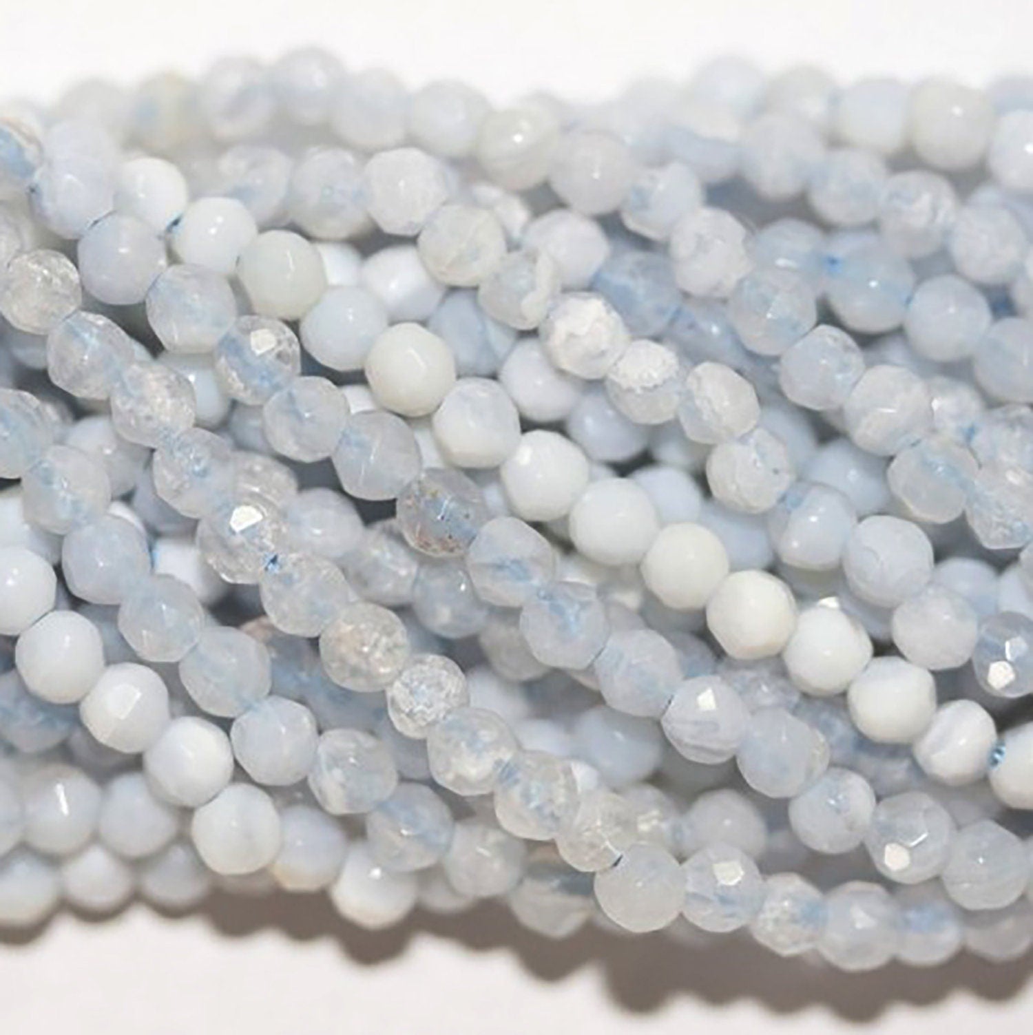 Cuentas redondas facetadas de calcedonia de Santa 16" (3 mm) - Hilo de 40 cm
