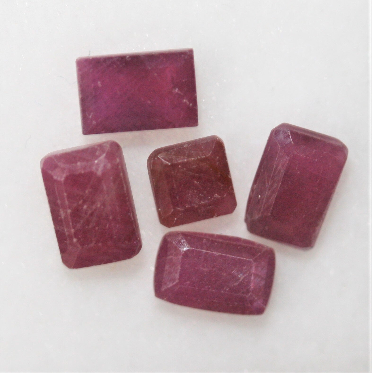 Lot de rubis de formes variées (carrées et rectangulaires) - 5 pièces - Pierre précieuse naturelle - Prix de gros