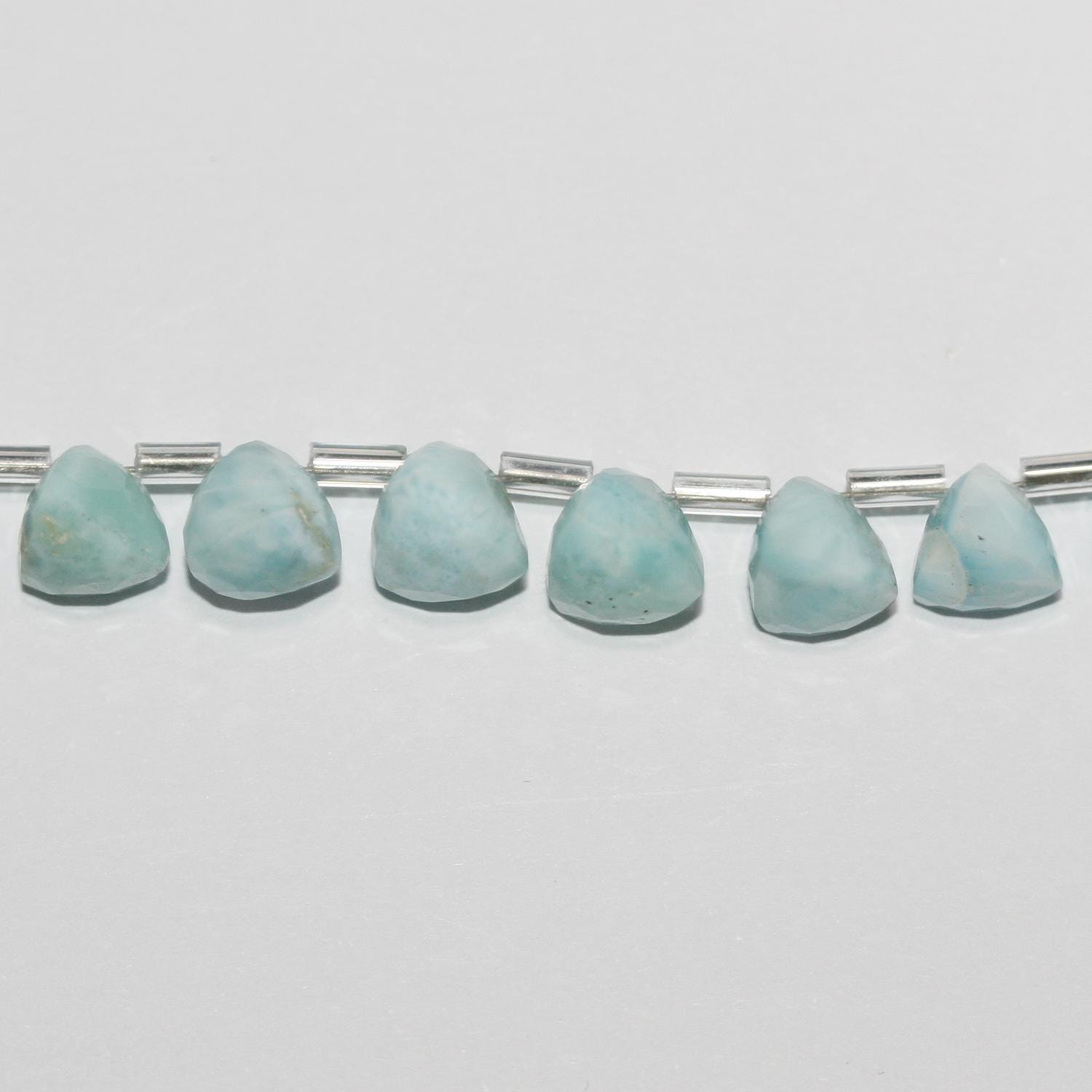 Perles triangulaires à facettes en larimar de 20 cm (8 pouces), 6-7 mm - Fil de 20 cm