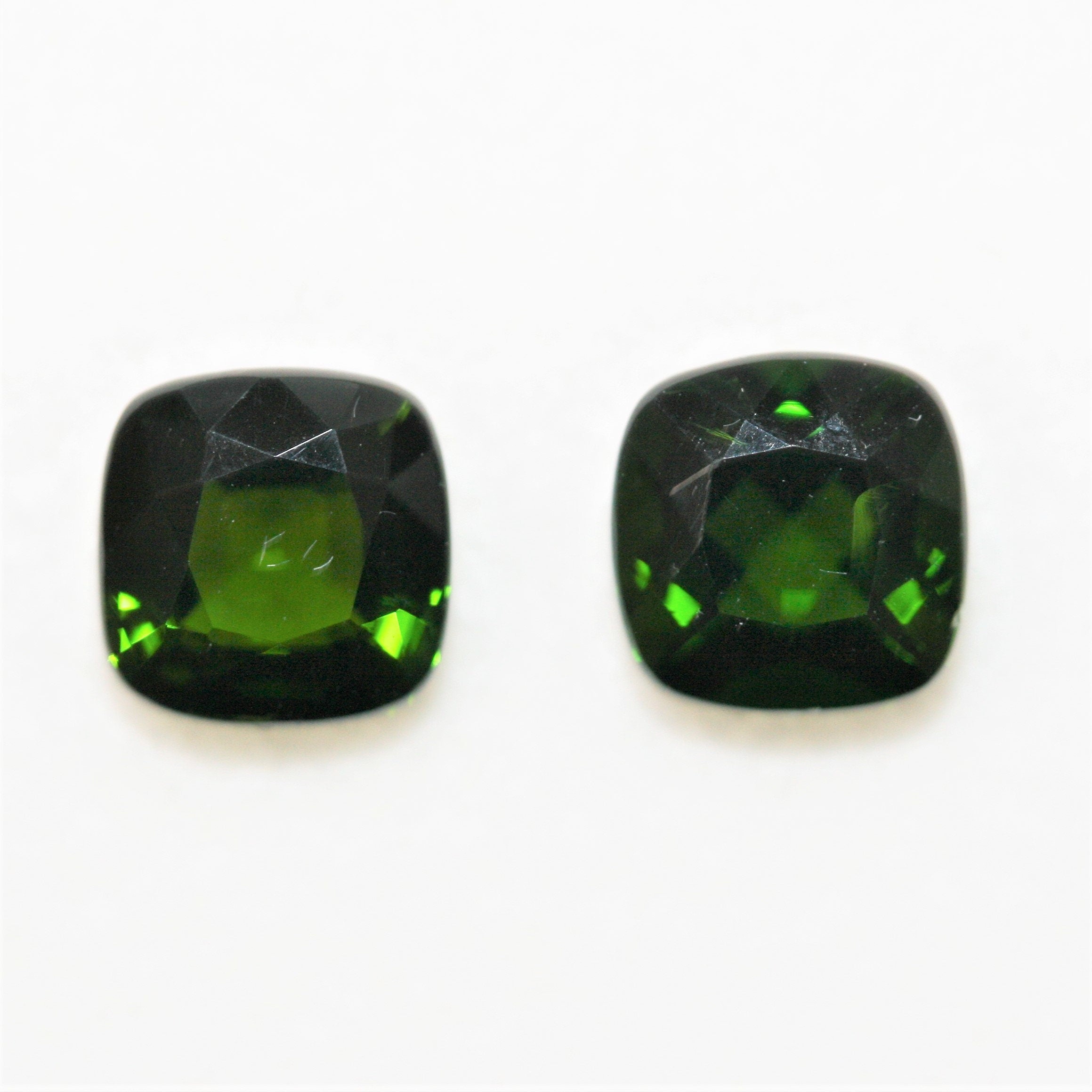 Lote de 2 cuadrados facetados de diópsido cromado de 7 mm.