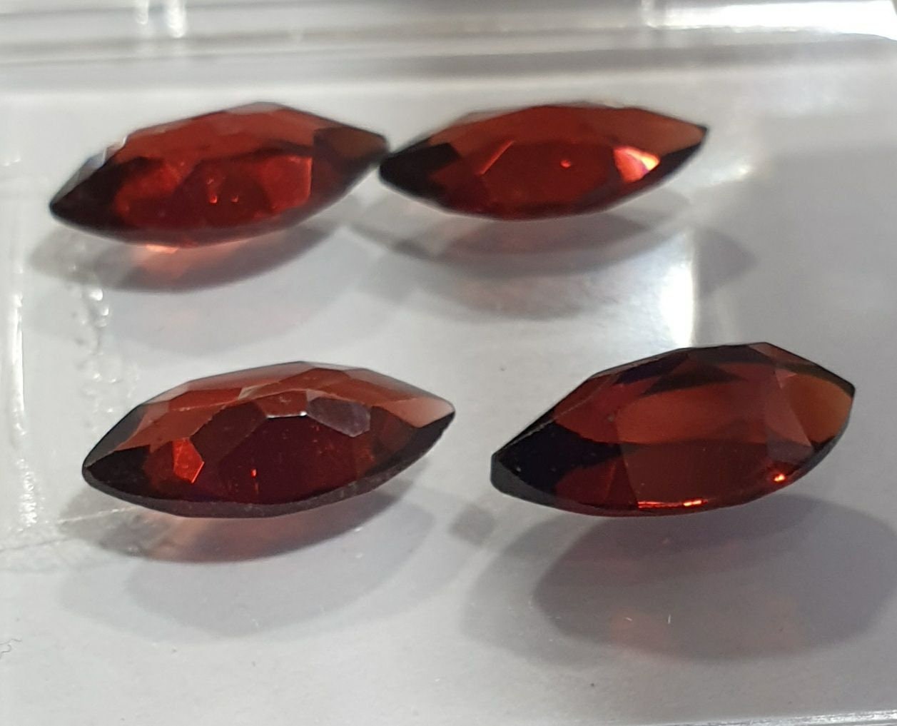 Lote de 4 Granates Marqués Facetados de 12 x 6 mm. (4 piezas)