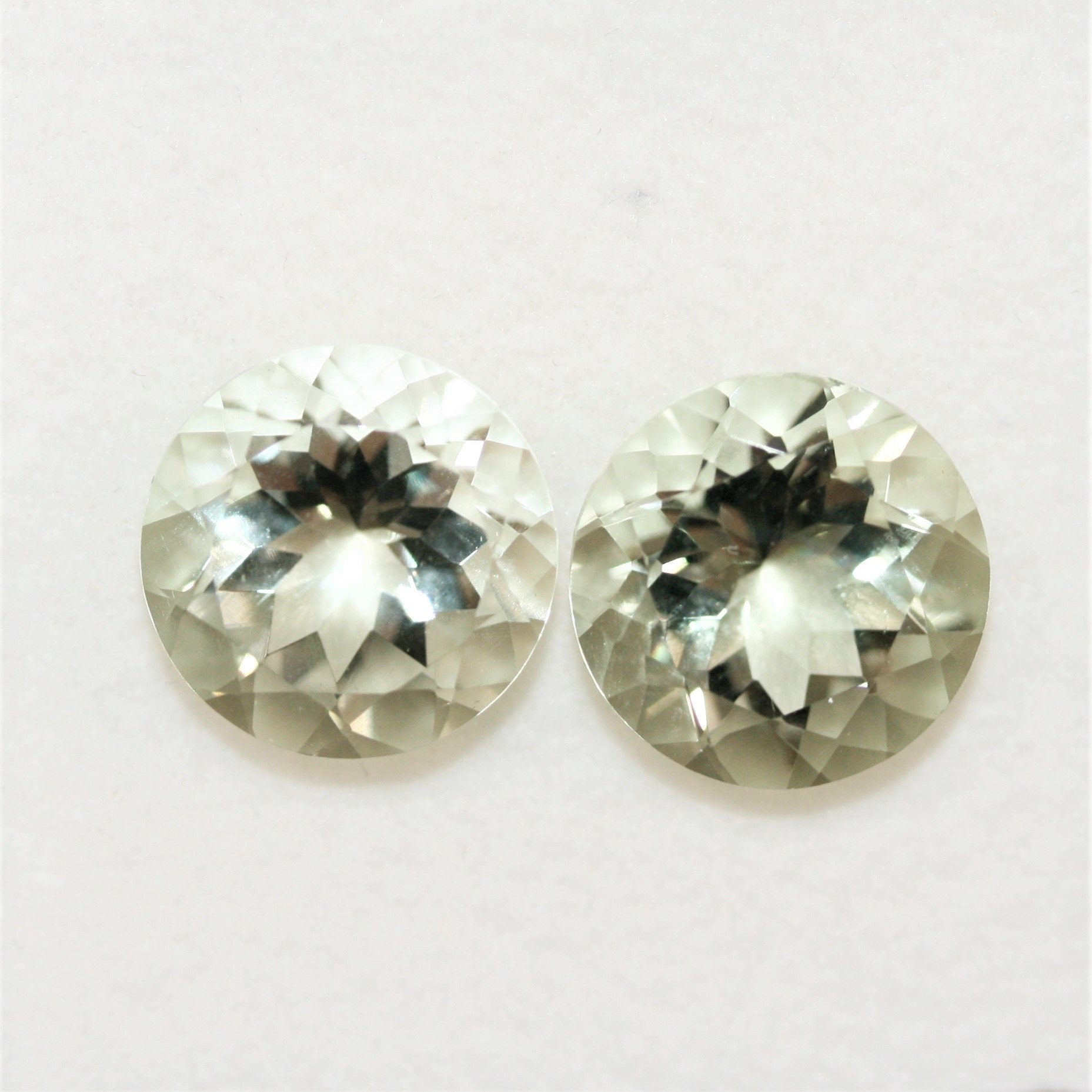 Lot de 2 pierres rondes à facettes de prasiolite de 12 mm.