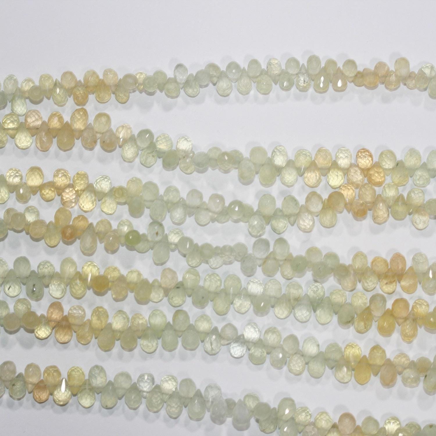 Perles en forme de goutte à facettes en préhnite de 9 pouces, 6 x 4 mm. - Fil de 21 cm.