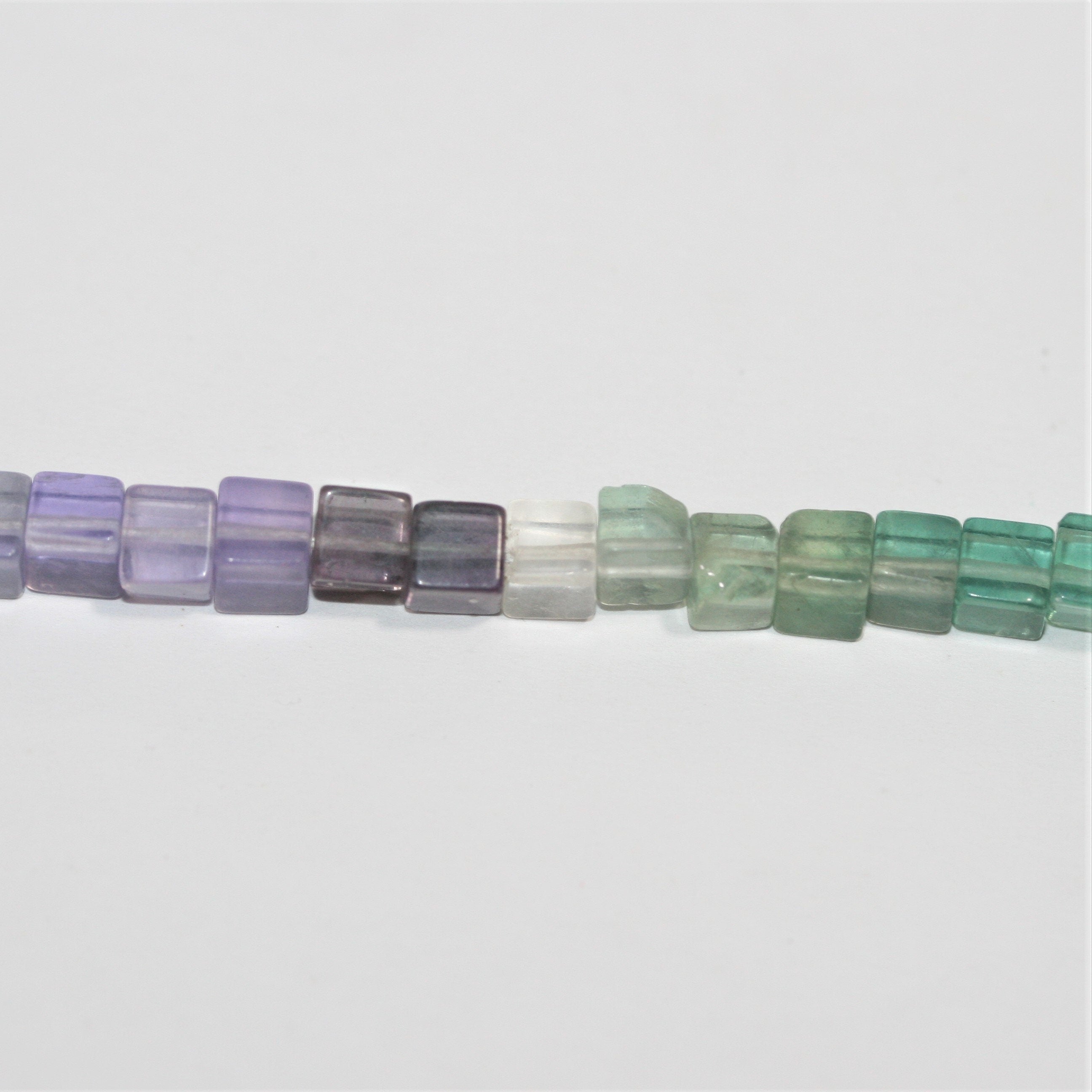 16" Cuentas de Cubo Lisas de Fluorita Santa 5 mm.- Hilo 40cm.