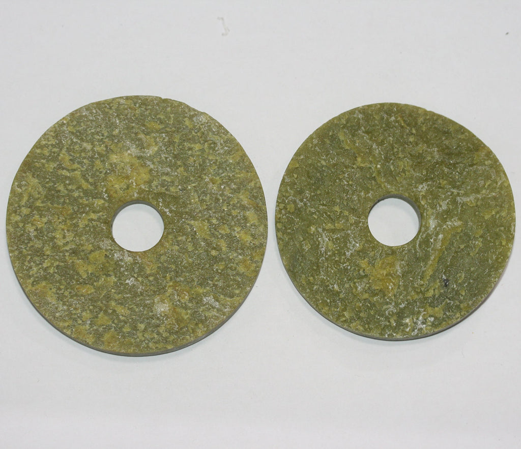 Pendentif en serpentine non polie, environ 70-80 mm.