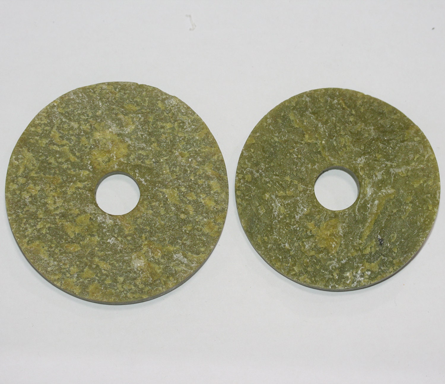 Pendentif en serpentine non polie, environ 70-80 mm.