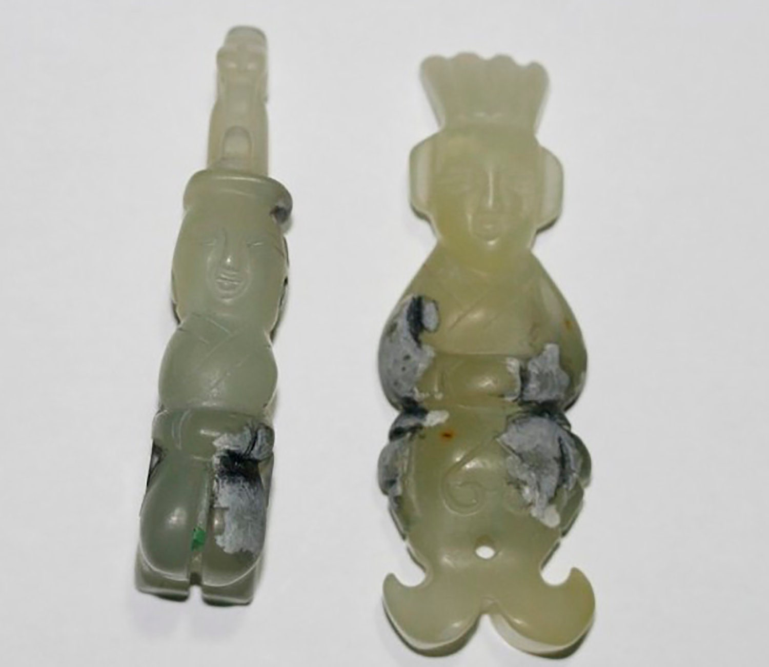 Pendentif en jade multicolore, 82 x 28 mm environ.