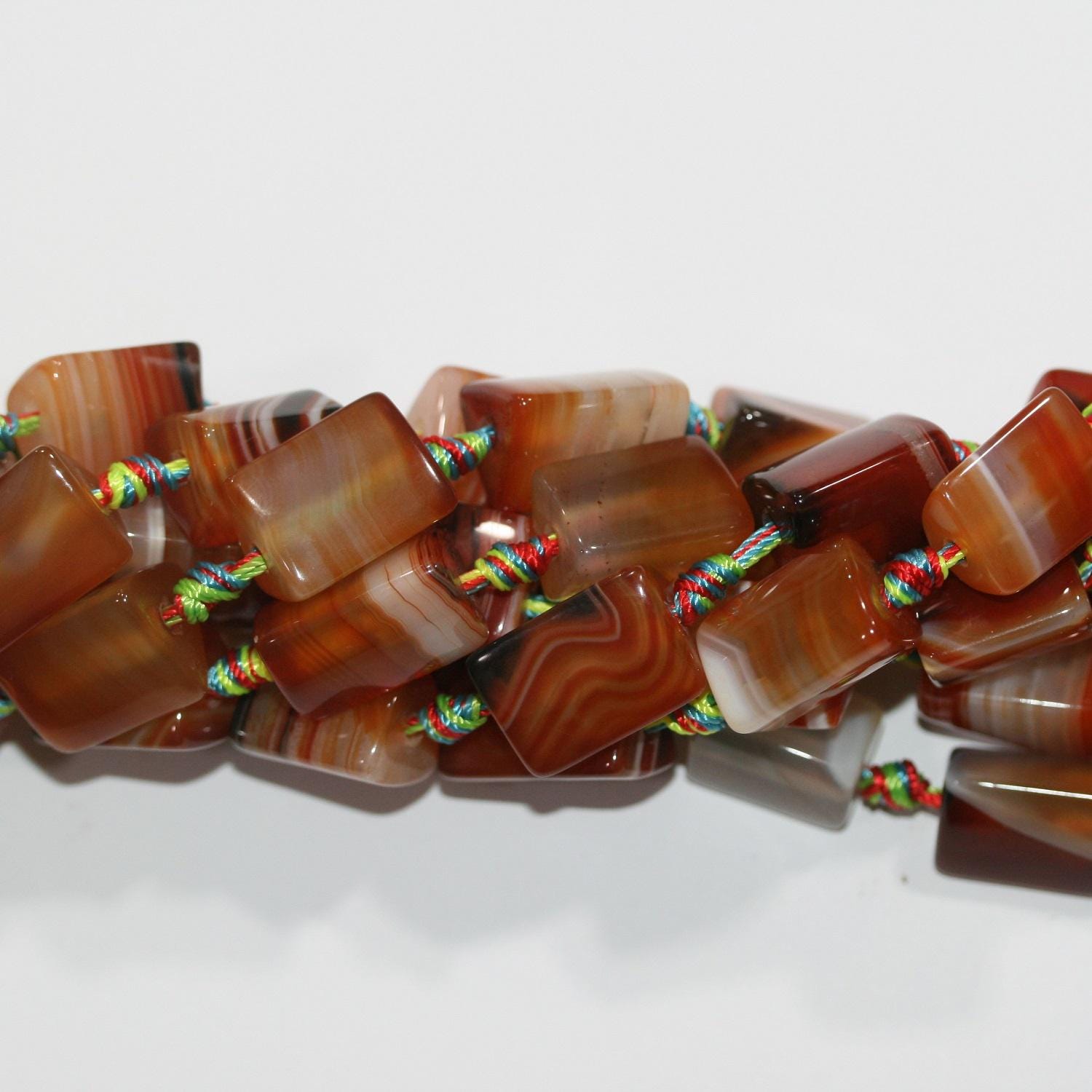 Cuentas triangulares lisas de cornalina con bandas de 18" (12 x 15 mm) - Hilo de 42 cm - Ref. 14761