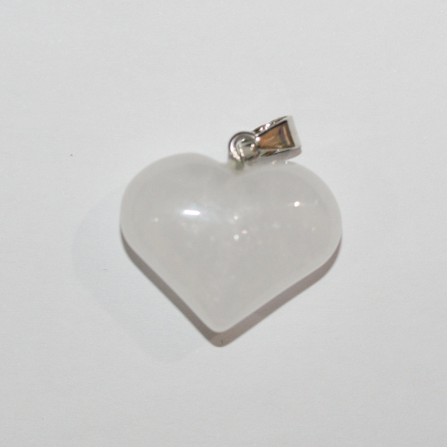 Pendentif cœur lisse en quartz cristal de roche 20x25mm.