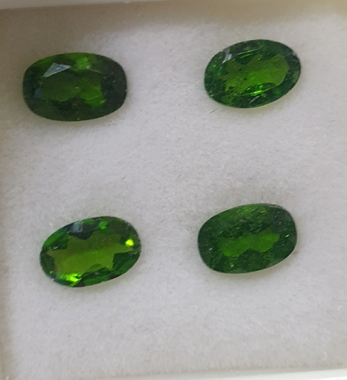 Lote de 4 piedras preciosas naturales de diópsido cromado facetado ovalado de 6 x 4 mm.