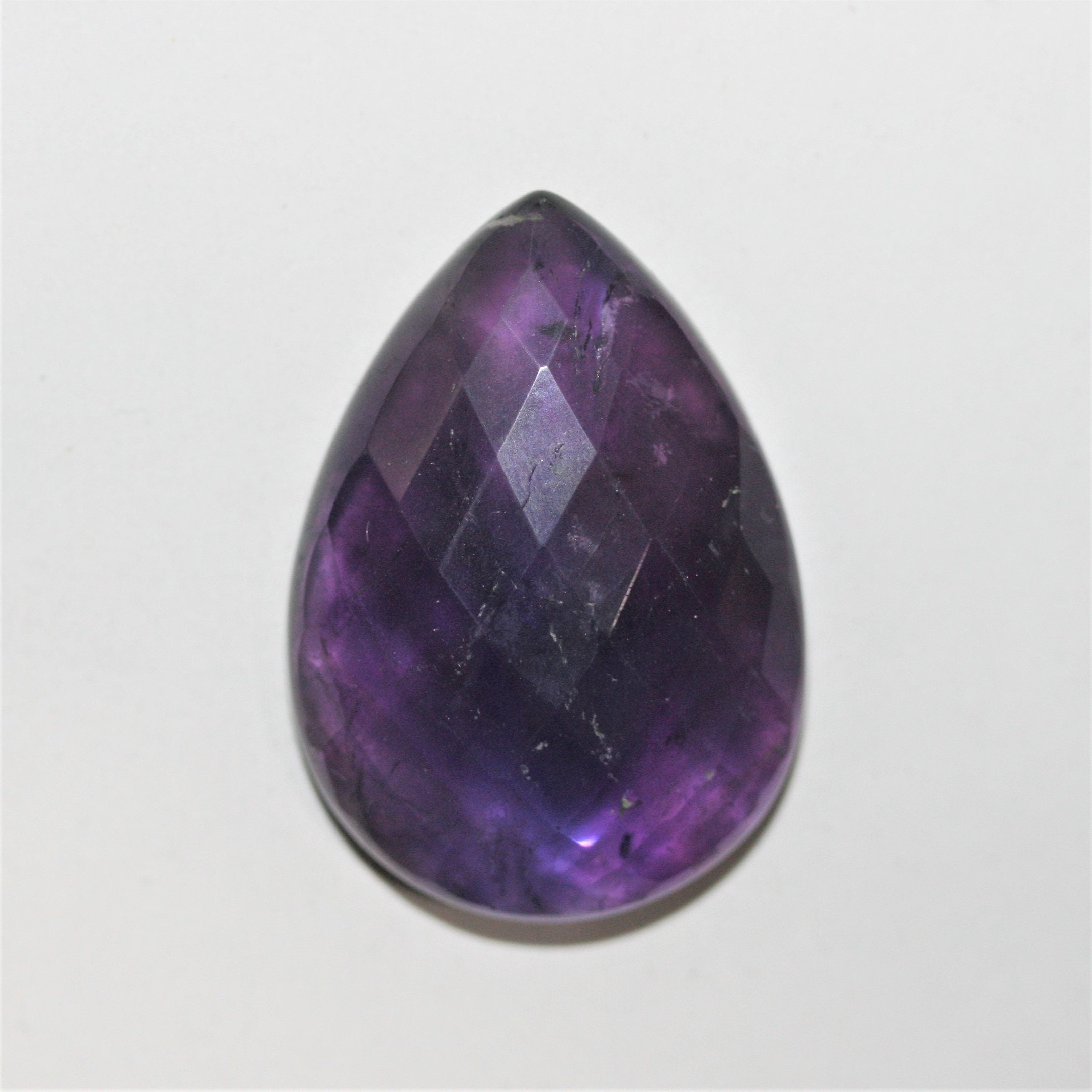 Cabochon en forme de goutte à facettes d'améthyste 36x26mm. (67,5ct.)